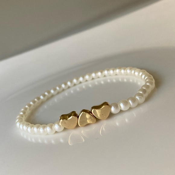 Exquisitely Delicate Pearl and Gold Heart Bracelet - Picture 1 of 8